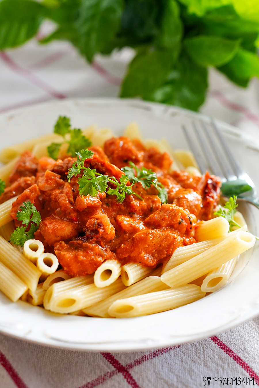Makaron z kurczakiem z pesto paprykowym
