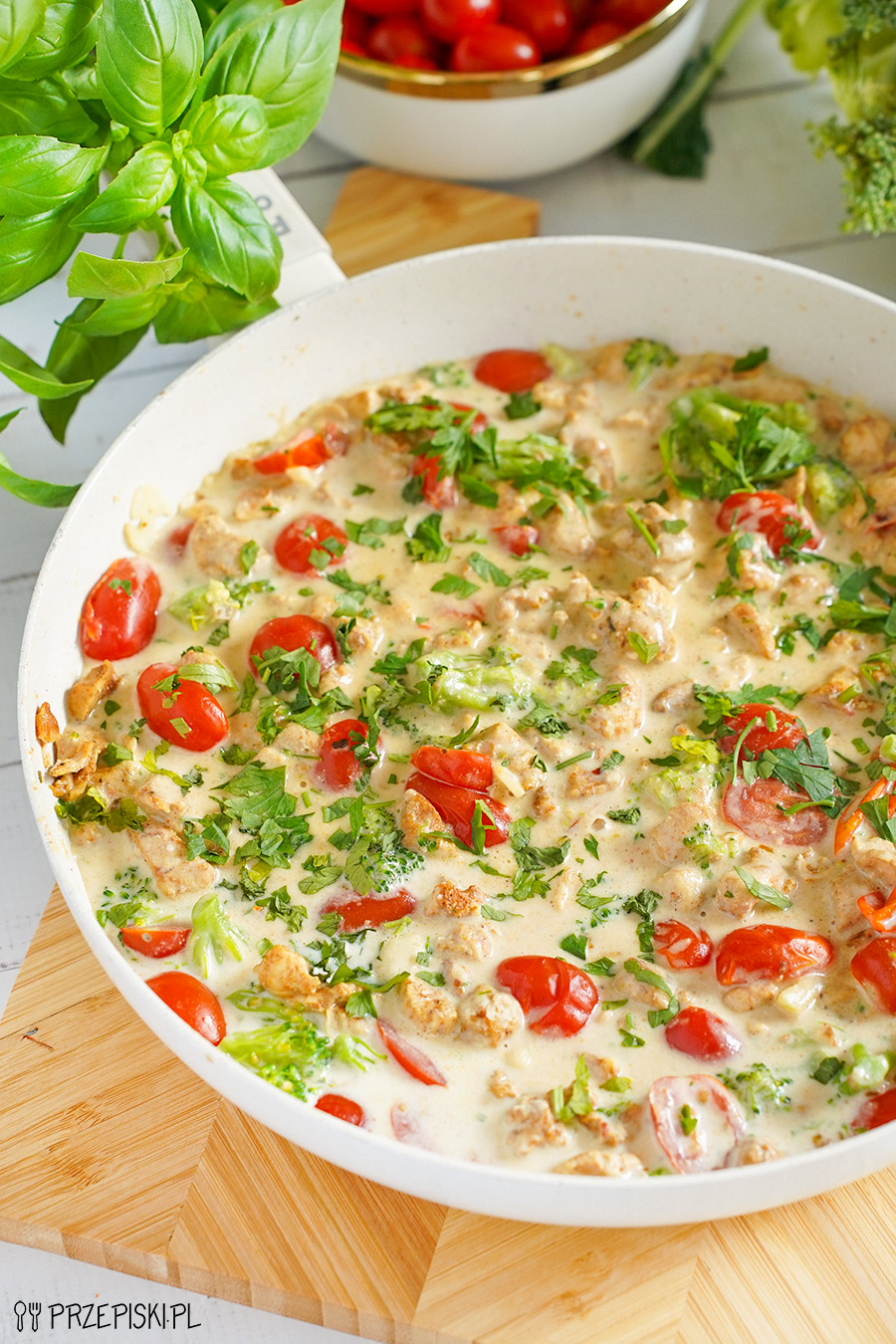 Przepis na kurczaka w sosie z brokułem i pomidorkami koktajlowymi