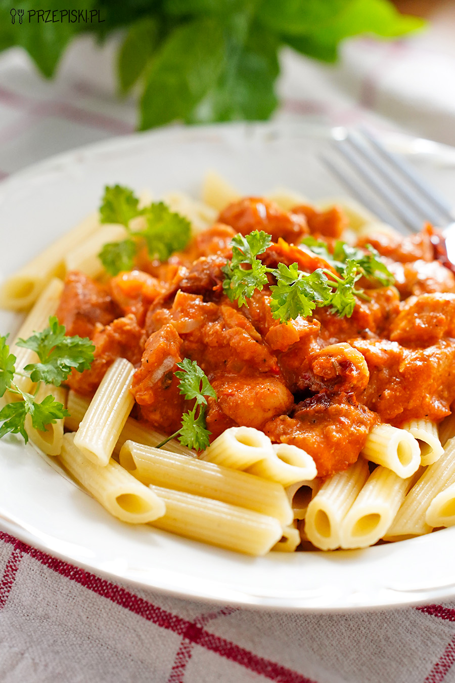 Przepis na makaron z kurczakiem z pesto paprykowym