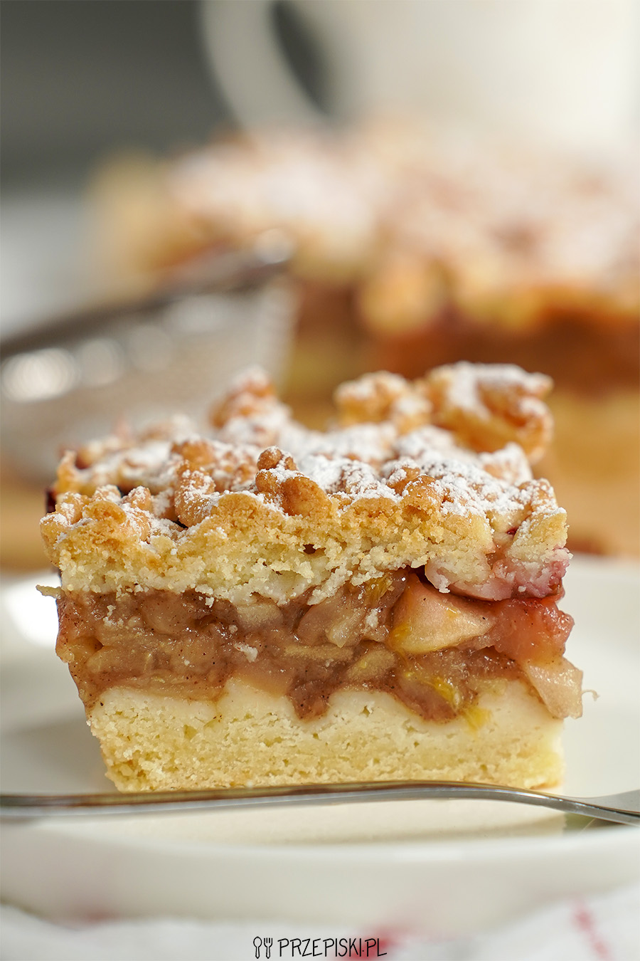 Pyszne ciasto kruche z jabłkami i śliwkami