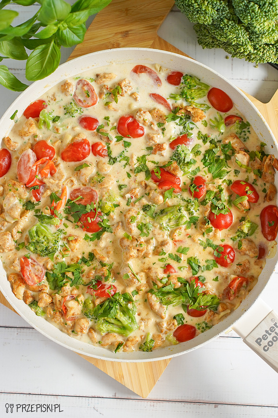 Przepis na kurczaka w sosie z brokułem i pomidorkami koktajlowymi