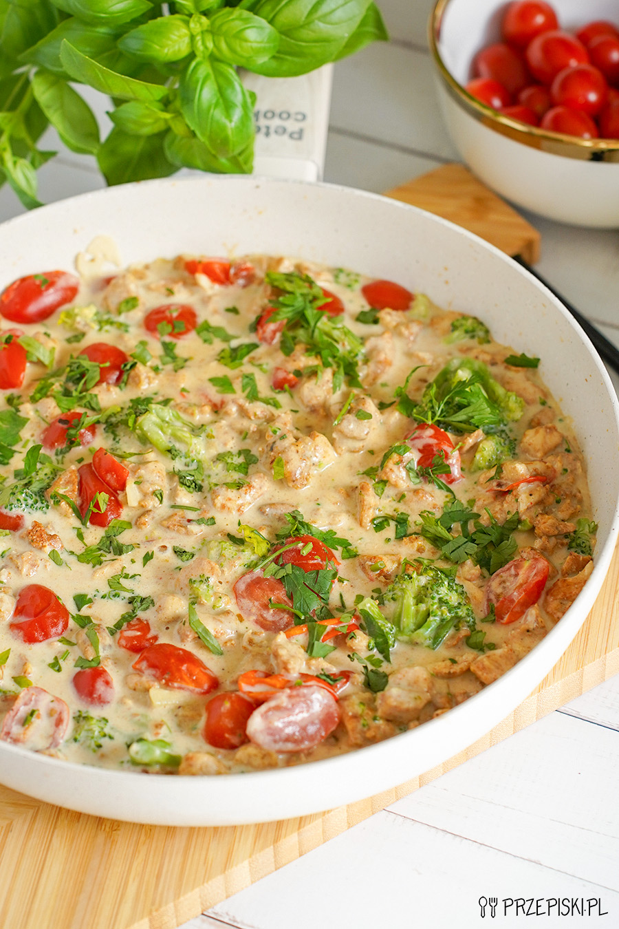 kurczak w sosie z brokułem i pomidorkami koktajlowymi