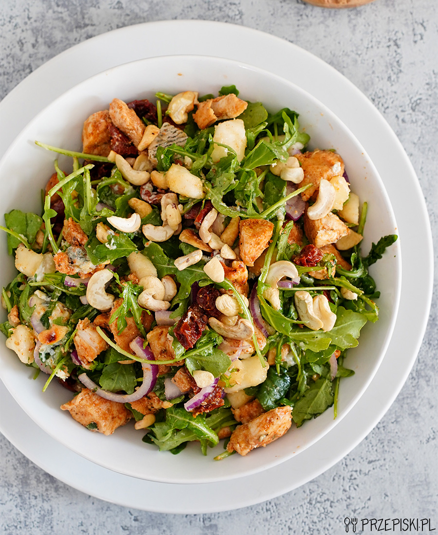 Sałatka z rukolą, suszonymi pomidorami i kurczakiem przepis