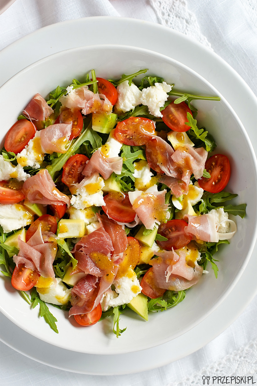 Przepis na sałatkę z szynką i mozzarellą