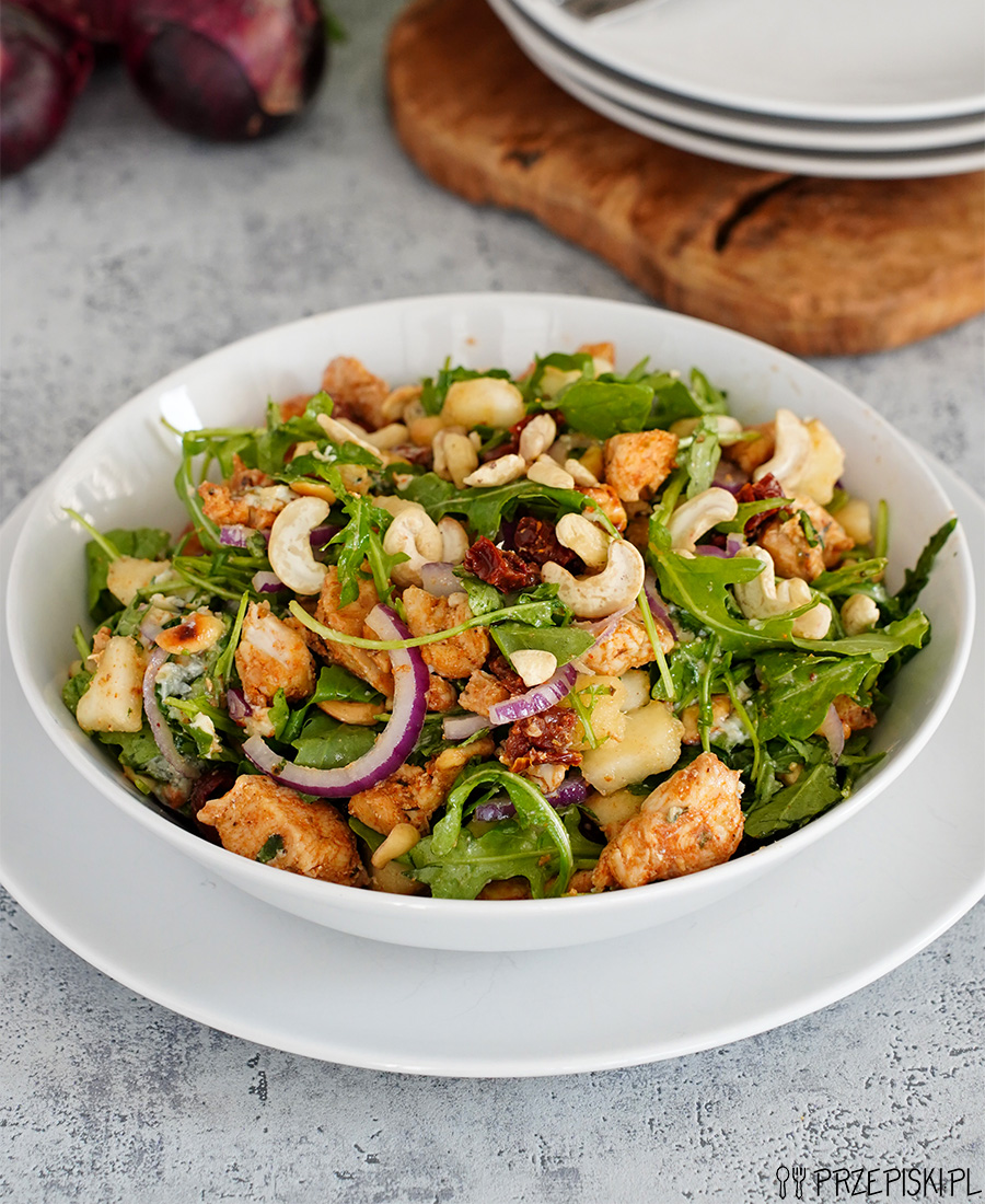 Sałatka z rukolą, suszonymi pomidorami i kurczakiem