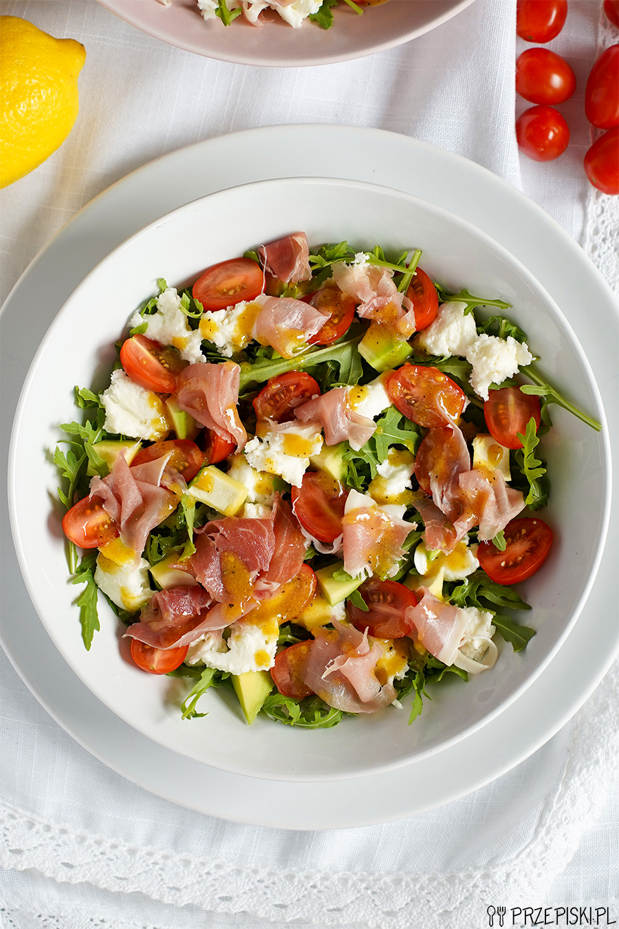 Sałatka z szynką i mozzarellą