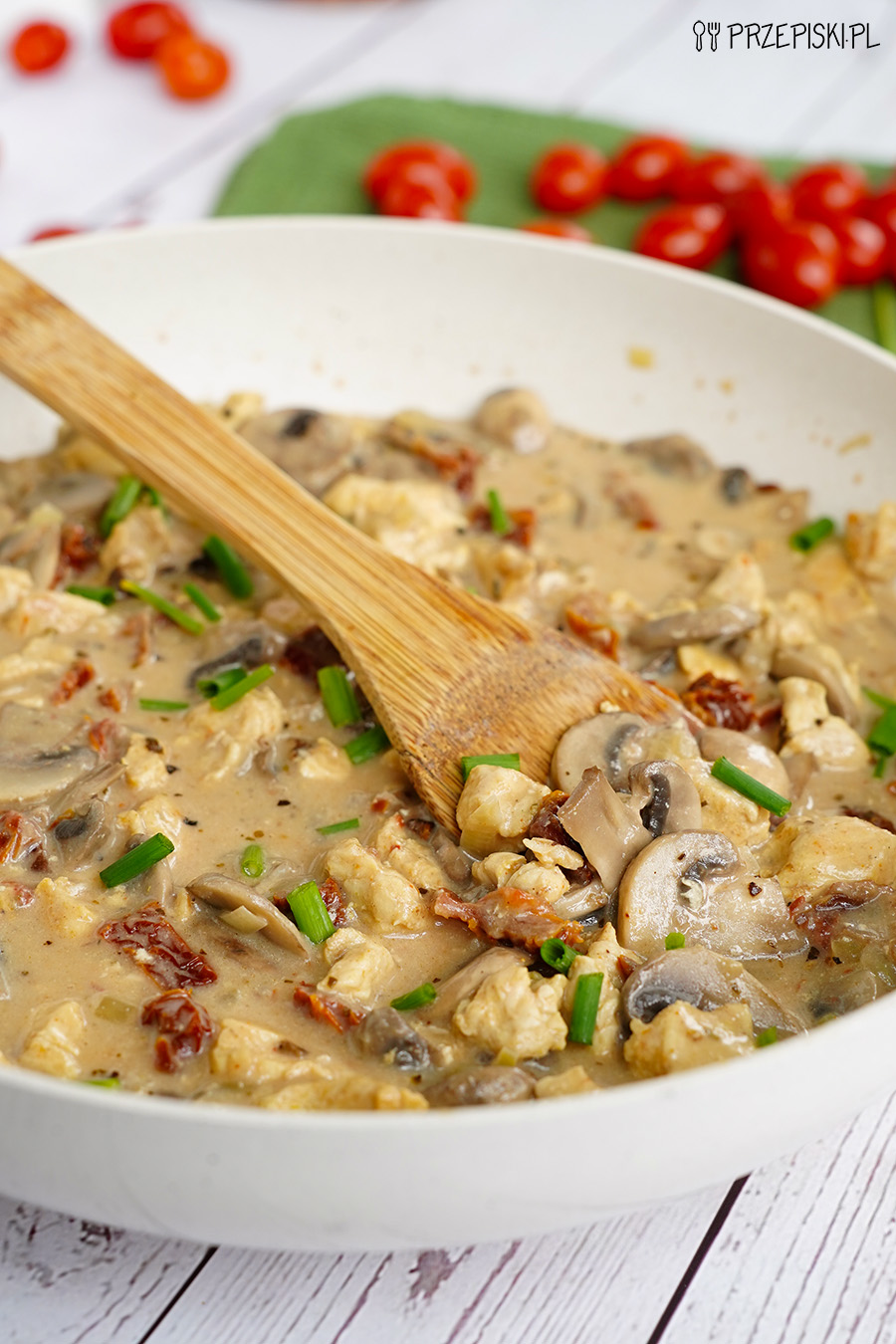 Kurczak w sosie pieczarkowym z suszonymi pomidorami