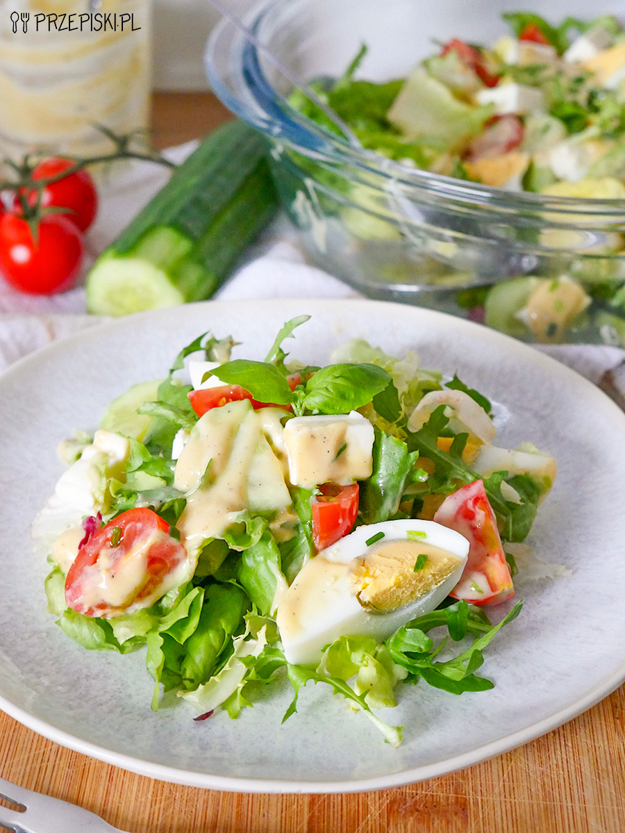 Lekka sałatka z jajkiem i serem sałatkowym przepis