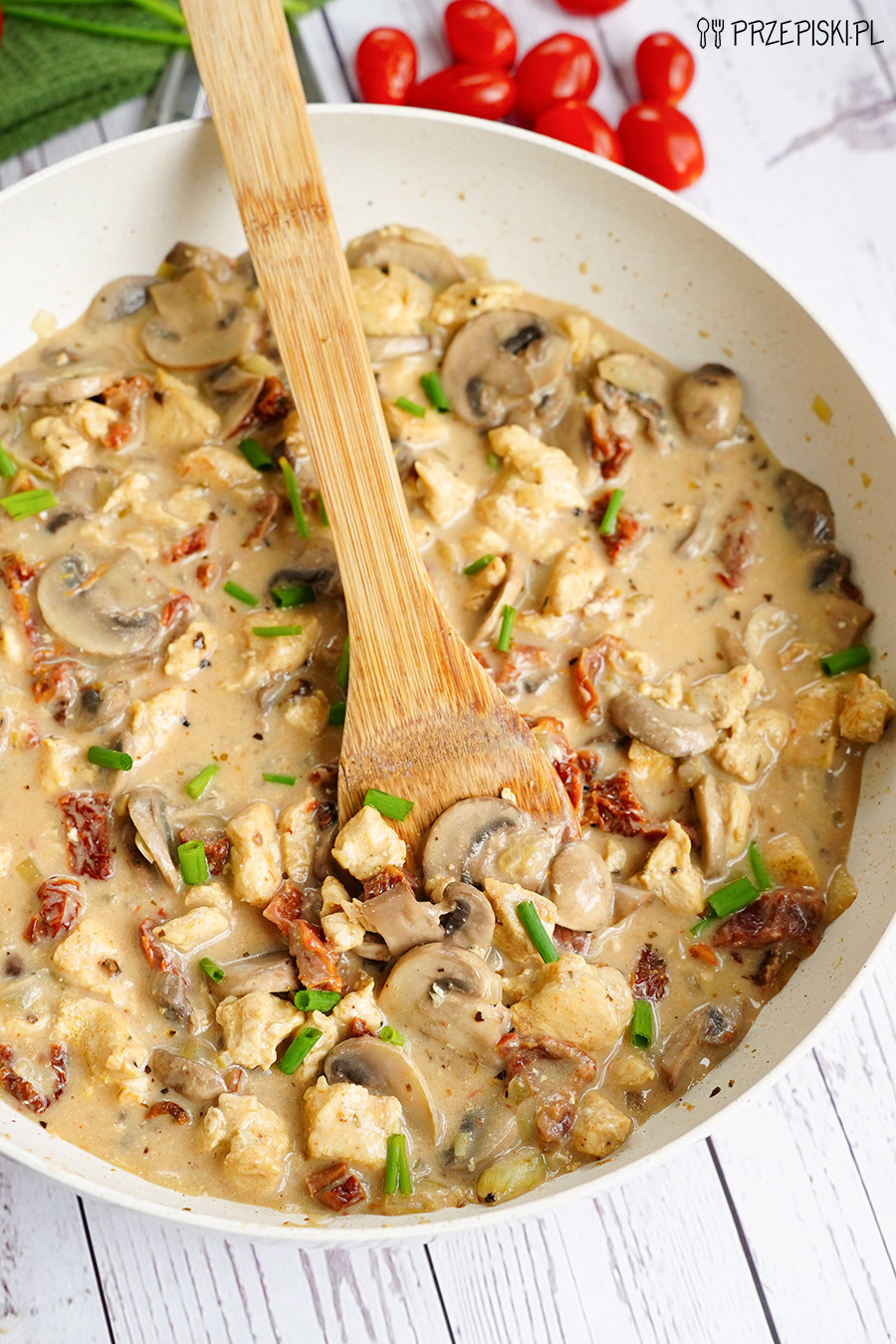 Przepis na kurczaka w sosie pieczarkowym z suszonymi pomidorami