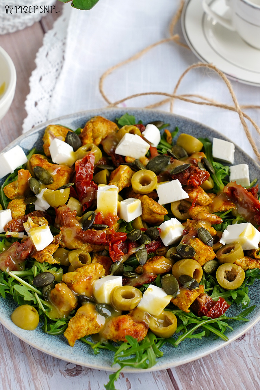 Przepis na sałatkę z kurczakiem i suszonymi pomidorami
