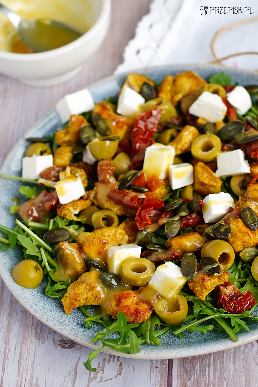 Sałatka z kurczakiem suszonymi pomidorami i rukolą