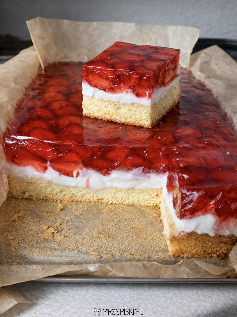 Biszkopt z bitą śmietaną i truskawkami w galaretce