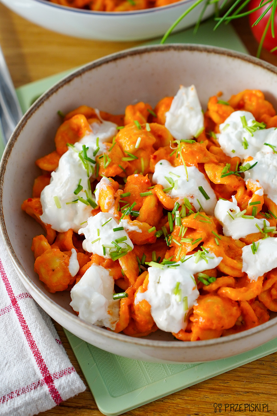 Makaron z pesto paprykowym i burratą przepis