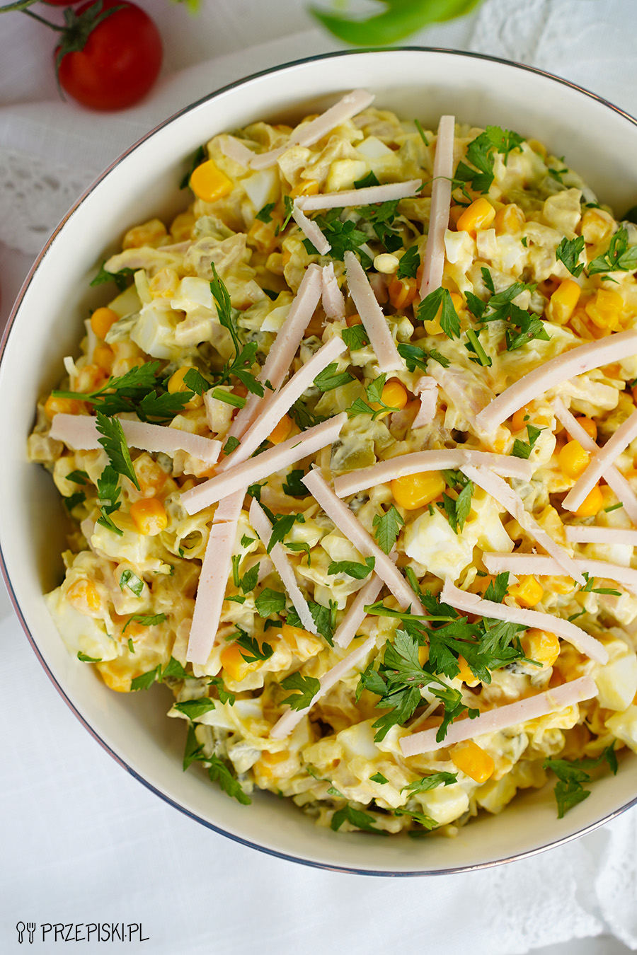 Przepis na sałatkę z pieczarkami kukurydzą i ogórkami chilli