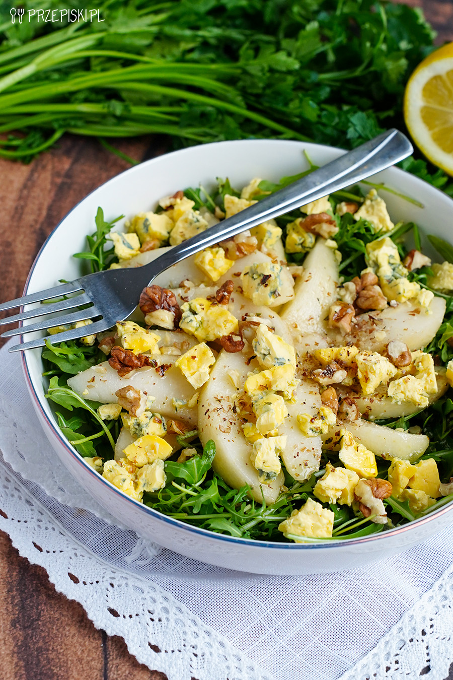 Przepis na sałatkę z rukolą gruszką i serem pleśniowym