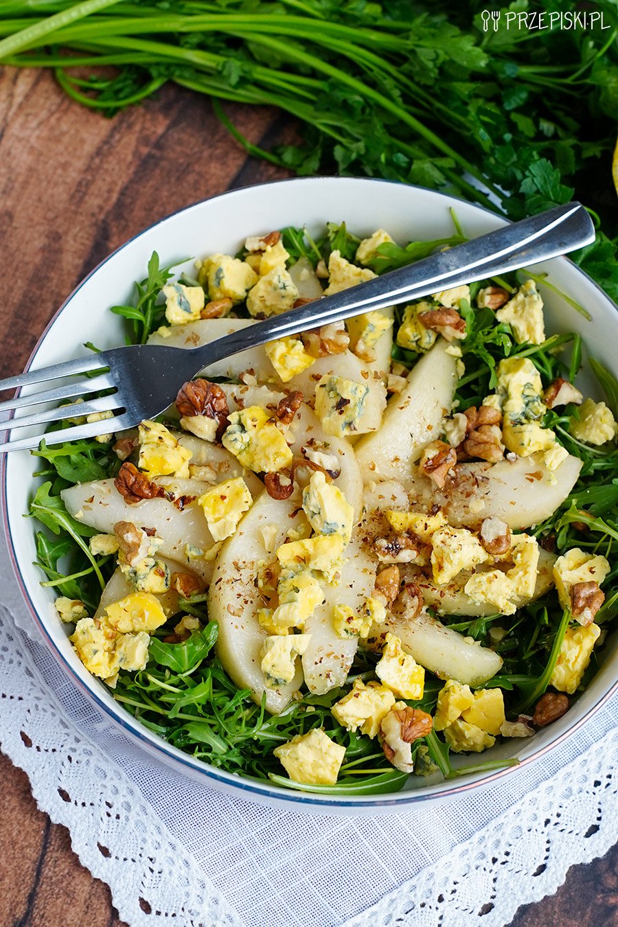 Sałatka z gruszką i serem pleśniowym