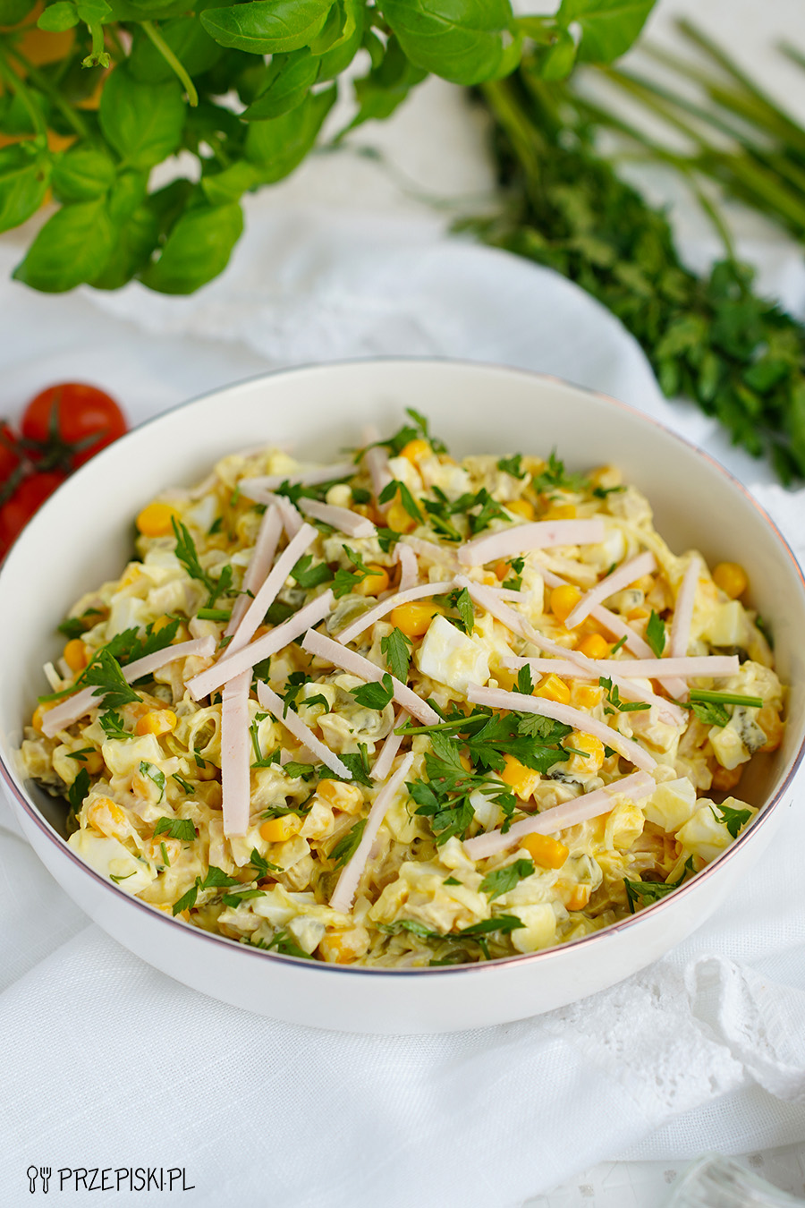 Sałatka z pieczarkami kukurydzą i ogórkami chilli przepis