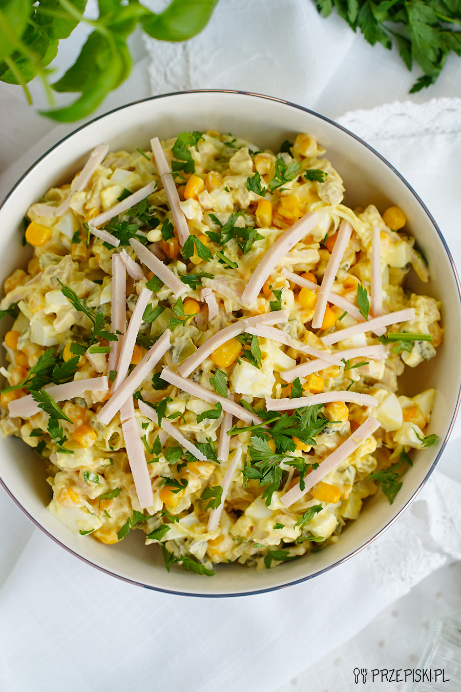 Sałatka z pieczarkami kukurydzą i ogórkami chilli