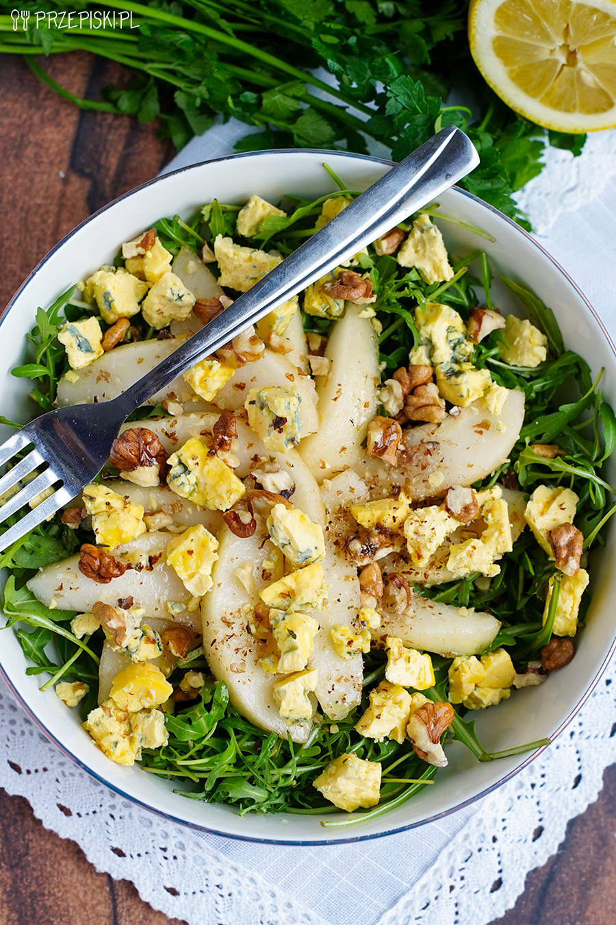 Sałatka z rukolą, gruszką i serem pleśniowym przepis
