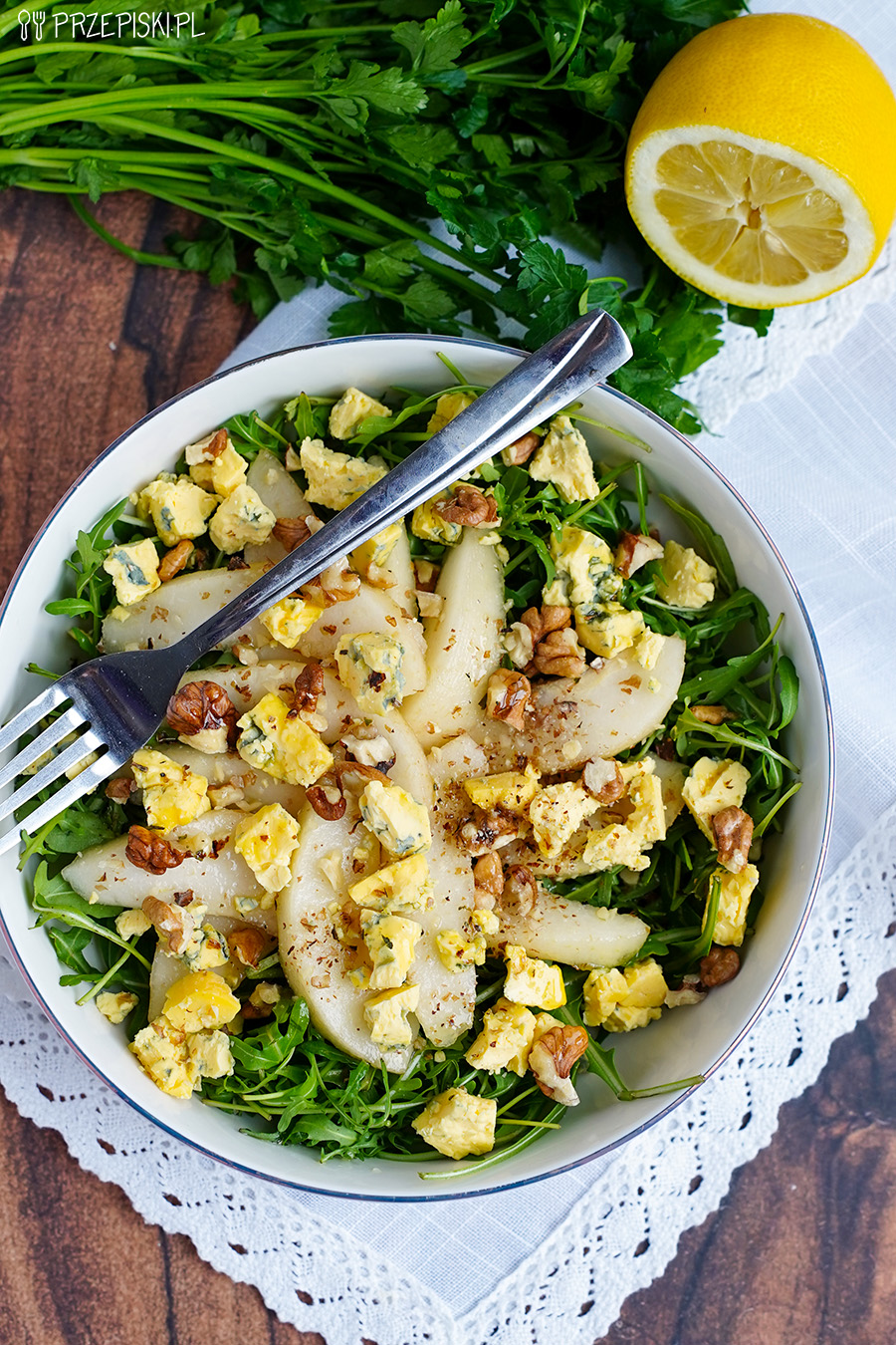 Sałatka z rukolą, gruszką i serem pleśniowym