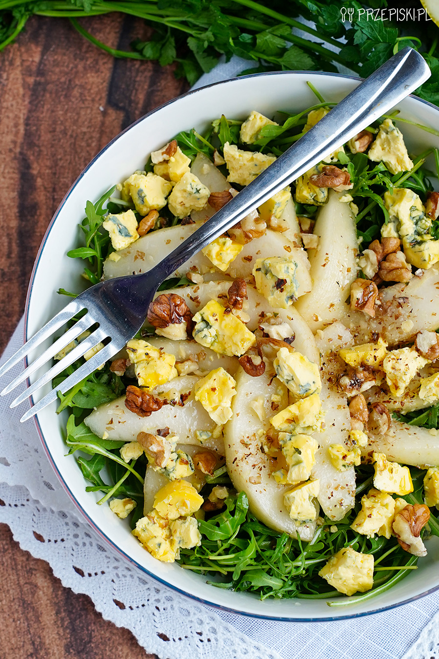 Sałatka z rukolą i serem pleśniowym